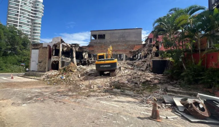 Demolição de boate marca início das obras no Morro do Moreno. Foto: Divulgação/ Prefeitura de Vila Velha