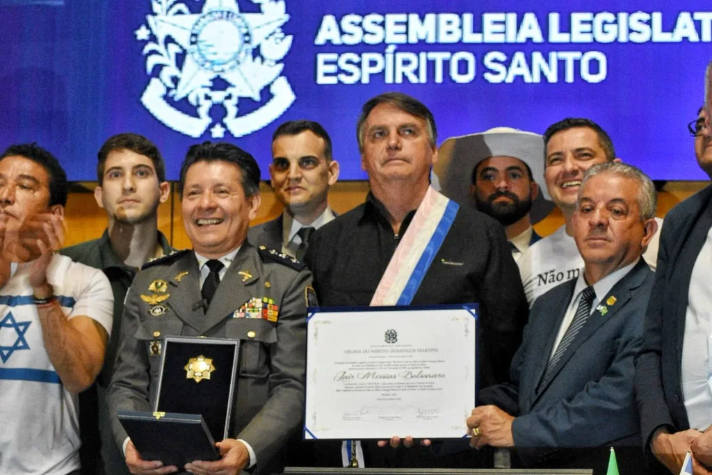 Bolsonaro recebendo faixa do ES na Assembleia ALES