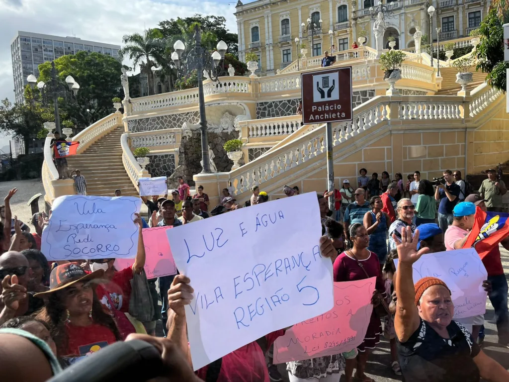 Protesto interdita o trânsito em frente ao Palácio Anchieta