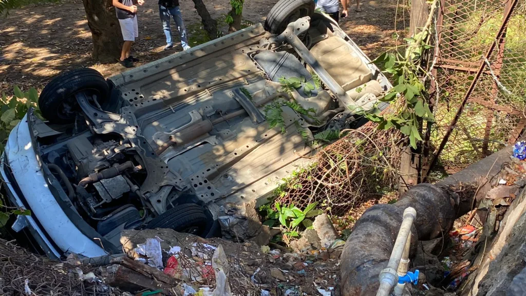 Carro capota Vitória