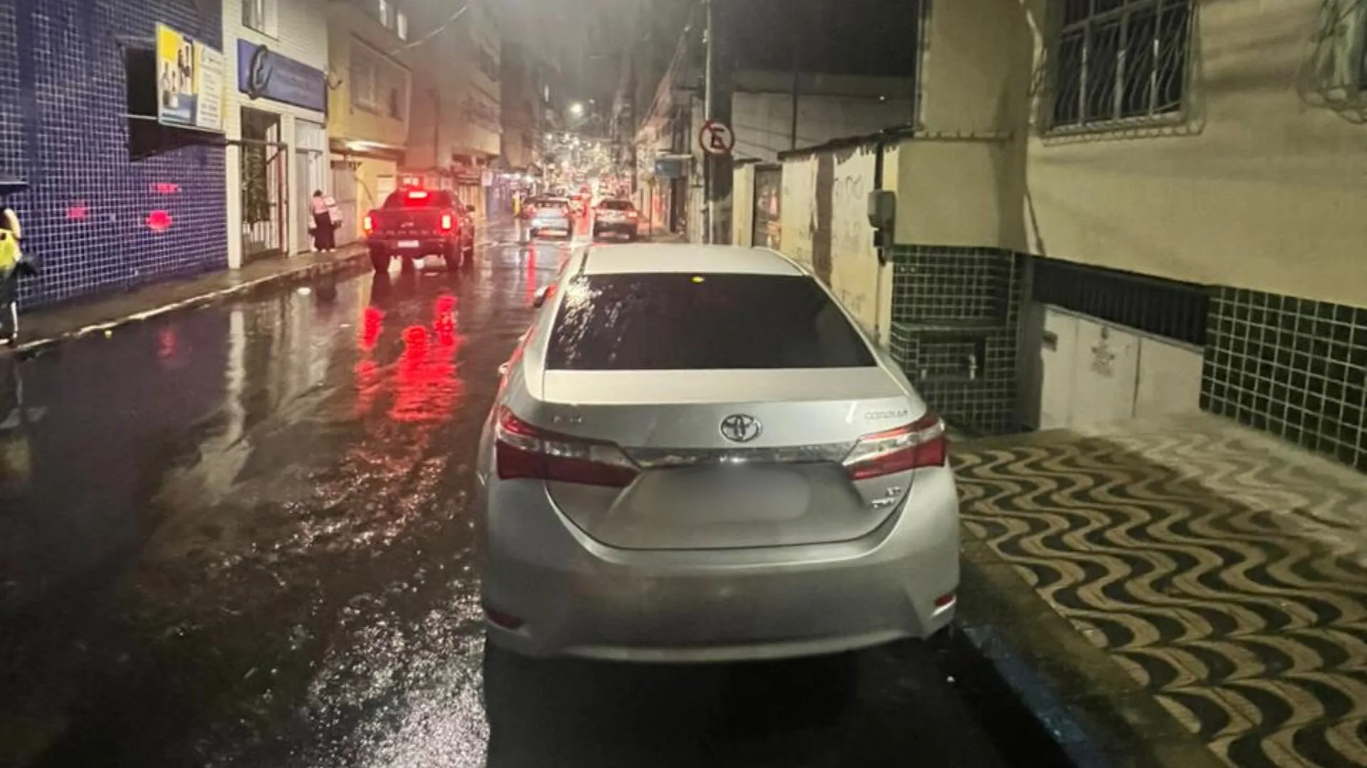 Carro parado em frente a garagem em Cariacica