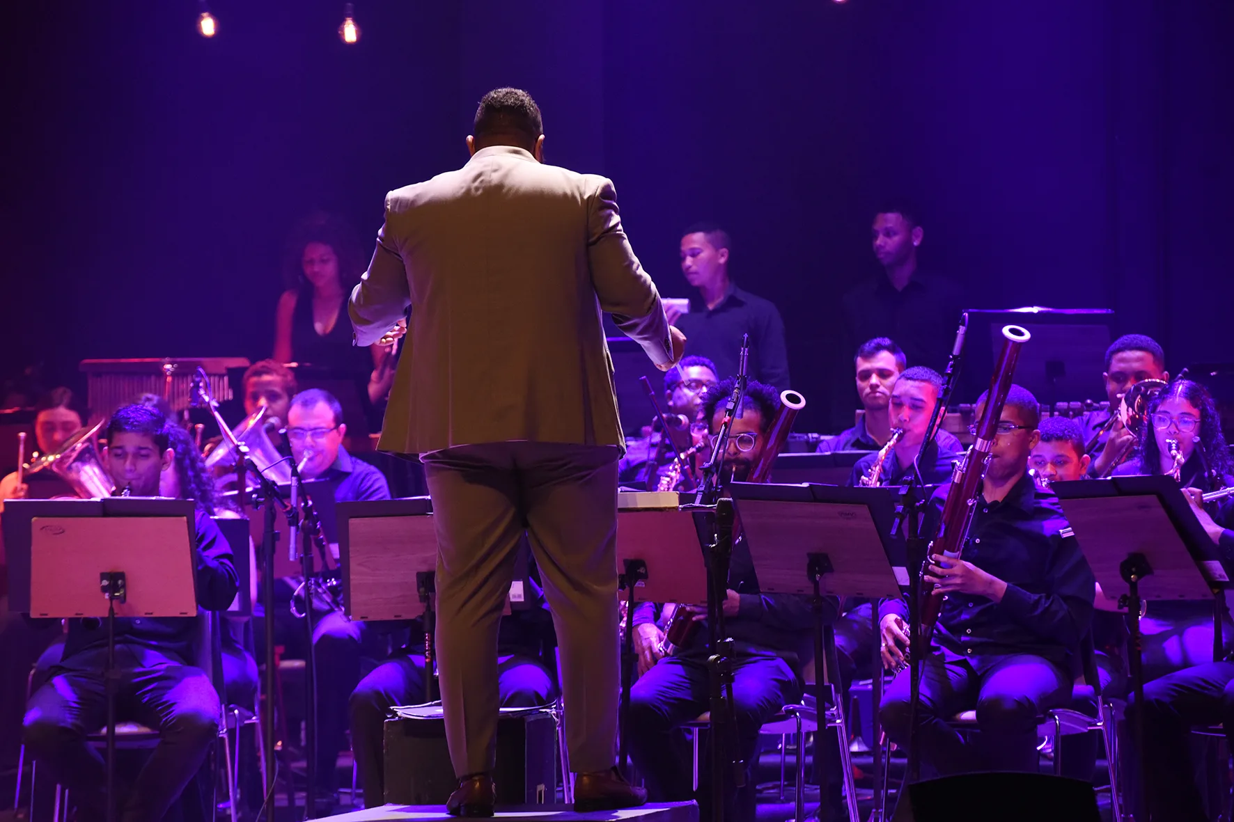 Maestro Eduardo Lucas regendo a Banda Sinfonica Vale Musica