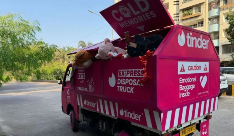 Tinder cria caminhão de lixo para desapego de itens de ex. Foto: Tinder/Divulgação