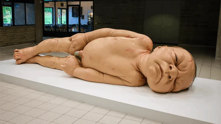 "The girl", Ron Mueck, 2006. Foto Jussi Koivunem