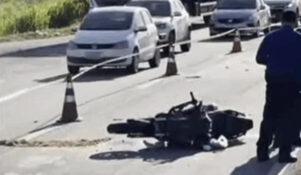 Moto que era pilotada por vítima (Foto: Reprodução / TV Vitória)
