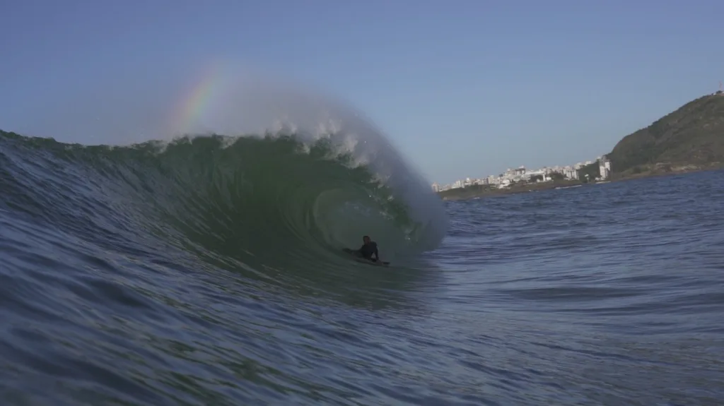 Sessão de surfe de ondas grandes no pico chamado de 2012, em Vila Velha