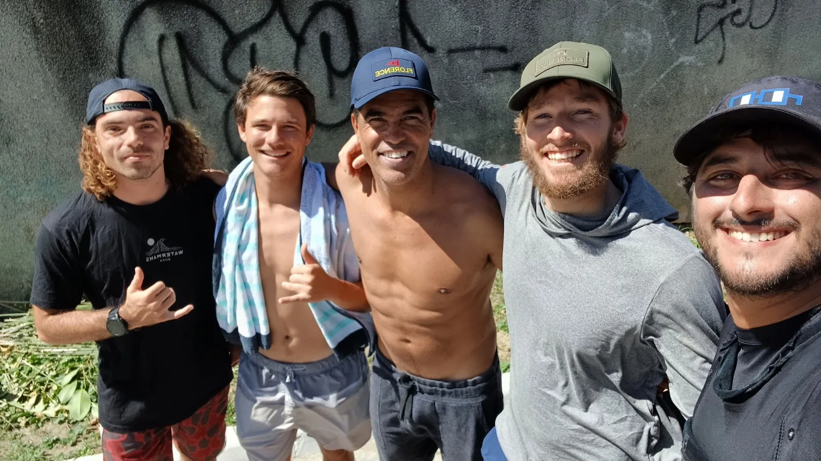 Sessão de surfe de ondas grandes no pico chamado de 2012, em Vila Velha