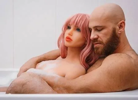 Yuri Tolochko e a boneca Luna