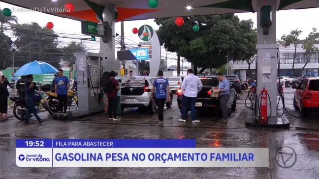 Motoristas fazem fila para abastecer o carro