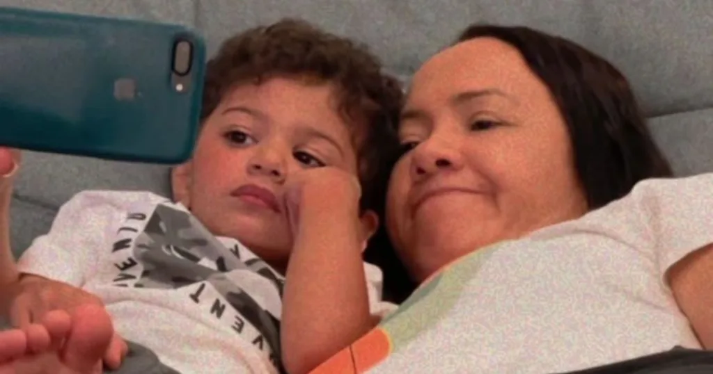 Mãe de Felipe Araújo posa com o neto Miguel em Vitória