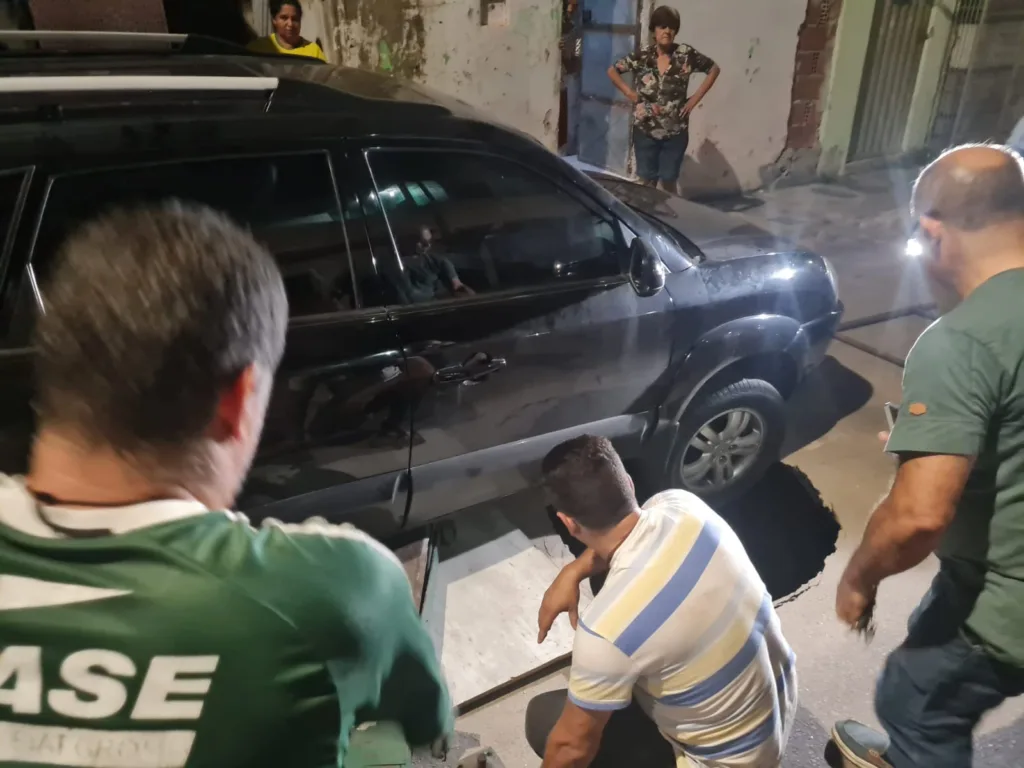 buraco engole carro