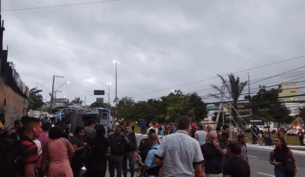 Ônibus do Transcol tomba em Cariacica
