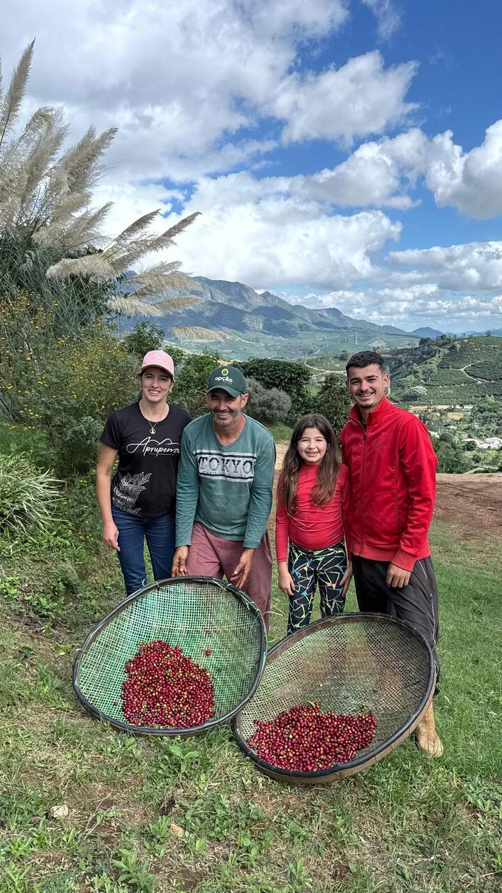 Família Lacerda se dedica a produção de café arábica no Sítio Forquilha do Rio Família Lacerda se dedica a produção de café arábica no Sítio Forquilha do Rio