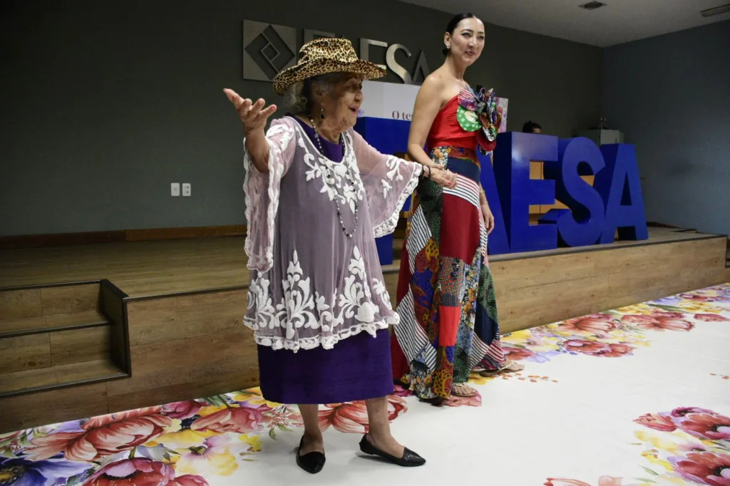 Desfile de moda com idosos na Faesa