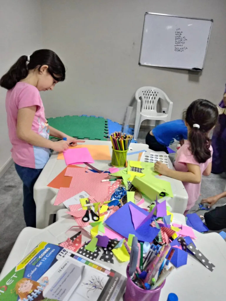 Crianças palestinas na Mesquita de Vitória
