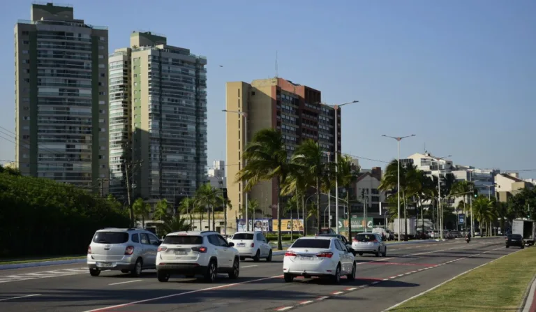 Avenida Dante Michelini, em Jardim Camburi. Foto: Thiago Soares/Folha Vitória