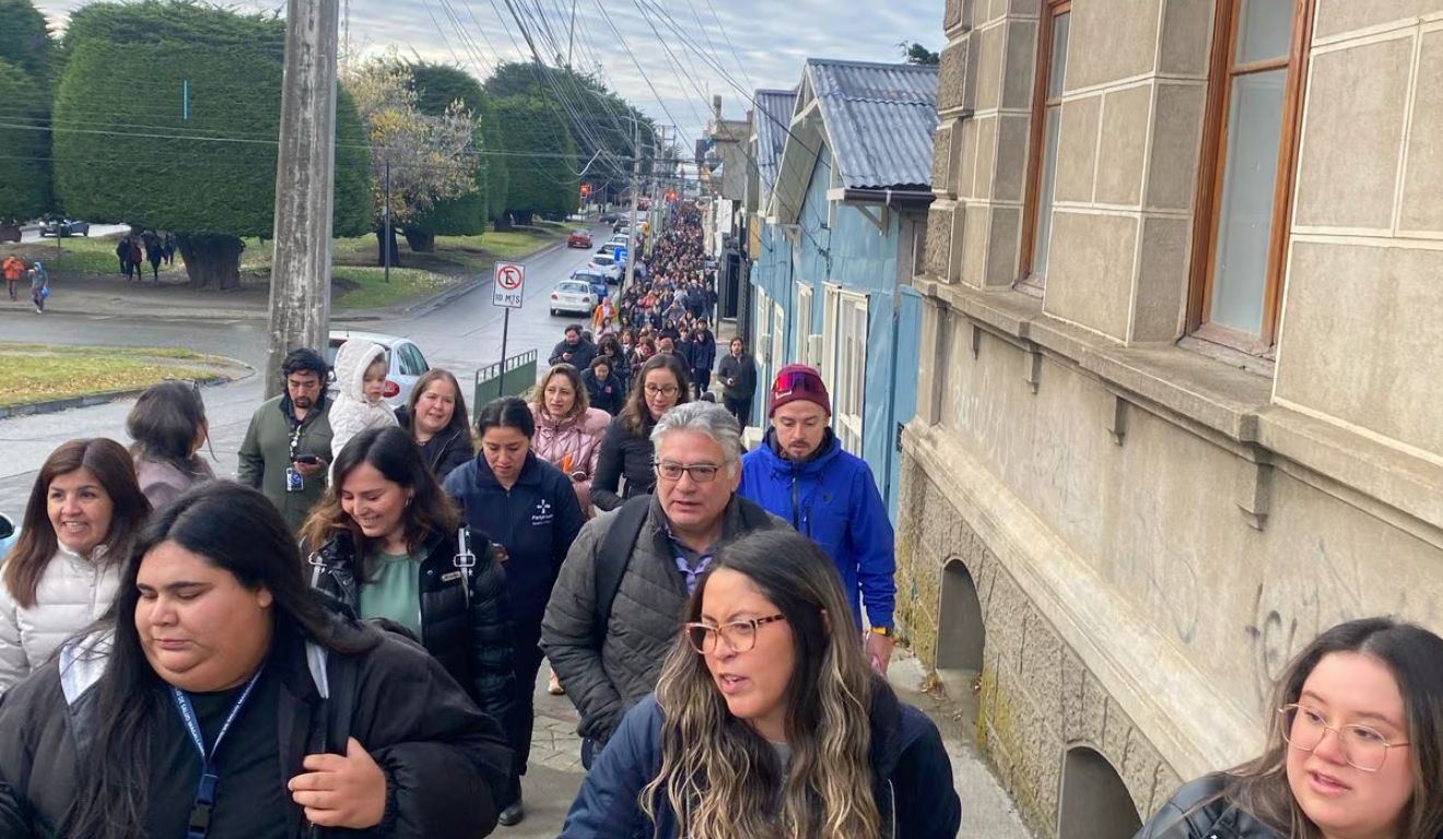 Moradores de Punta Arenas, no Chile, deixam suas casas após alerta de tsunami