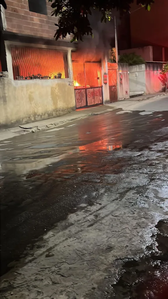 CASA INCENDIADA FOGO BAIXO GUANDU