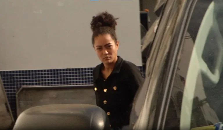 Beatriz Rodrigues Oliveira, de 21 anos, foi presa transportando cerca de um quilo de crack em ônibus interestadual. Foto: Reprodução/ TV Vitória