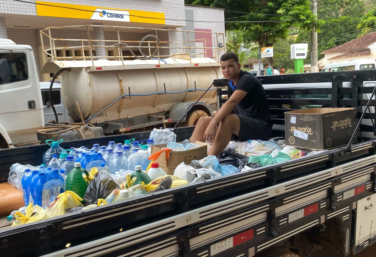Chuvas no ES, pessoas procuram por roupas e alimentos na lama