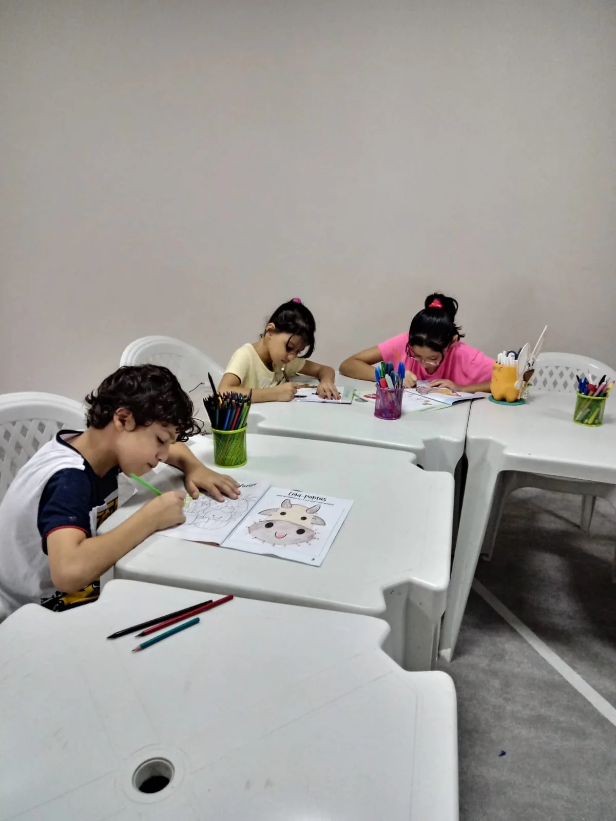 Crianças palestinas na Mesquita de Vitória
