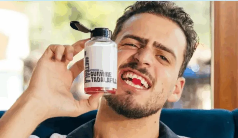 nfluenciador “Jon Vlogs” com a goma de tadalafila na boca
