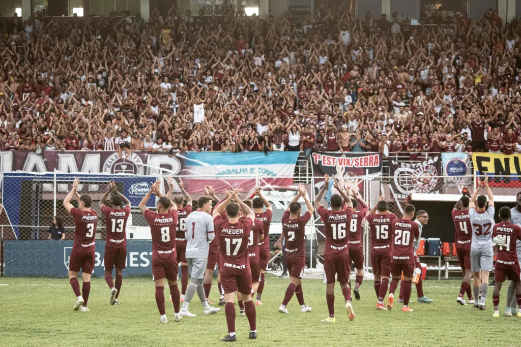 Torcida da Desportiva Ferroviária no Engenheiro Araripe