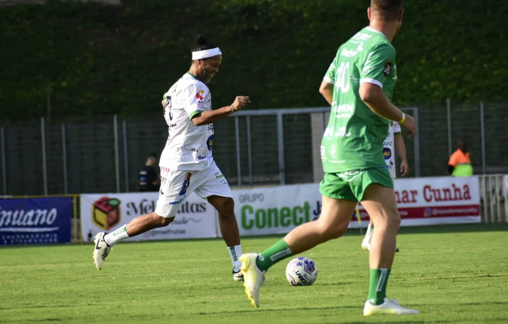 Jogo do Ronaldinho no Kleber Andrade, em Cariacica