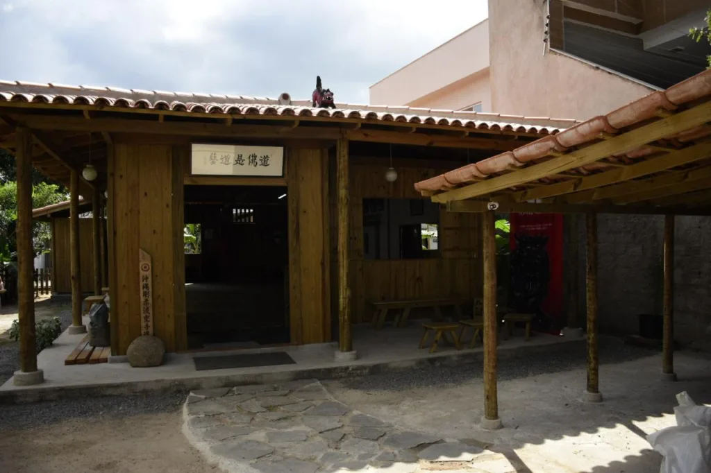 Professor constrói casa japonesa pra ensinar caratê em Vitória