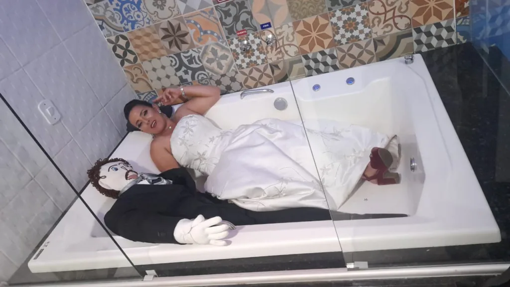 Mulher se casa com boneco de pano em Minas Gerais