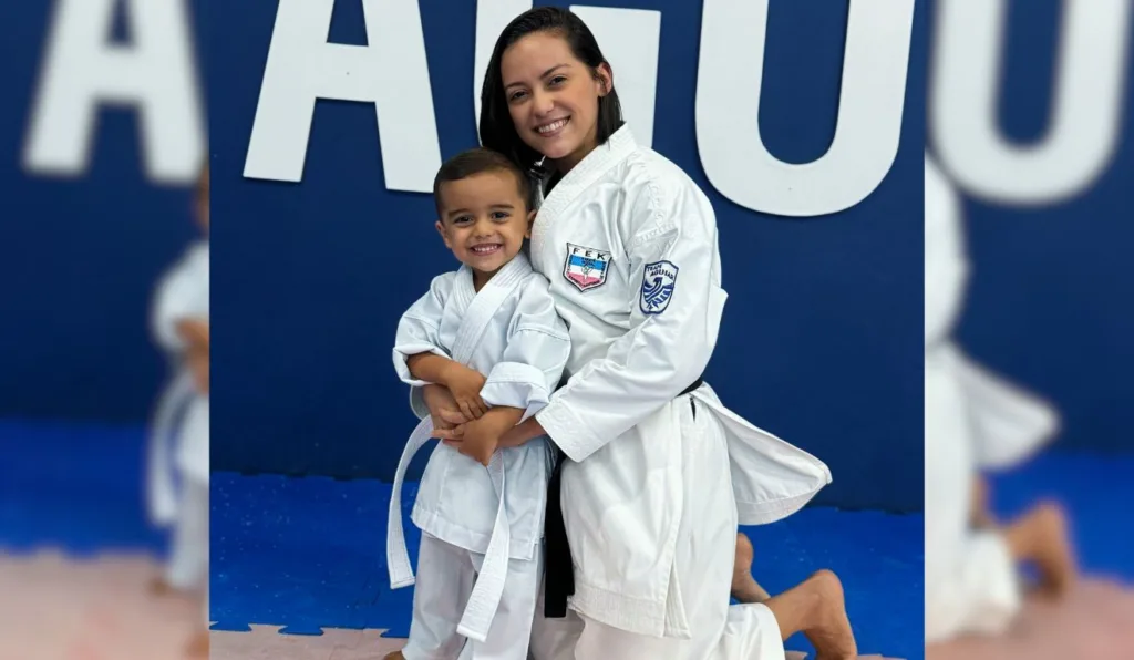 Leidiane Cassimiro e o filho Dominic. Foto: Arquivo pessoal