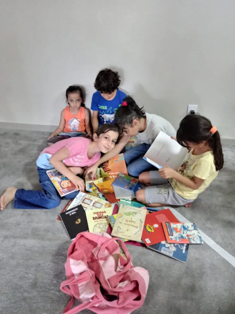 Crianças palestinas na Mesquita de Vitória