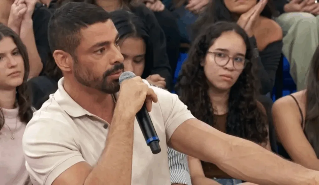 O ator Cauã Reymond no programa Altas Horas (Reprodução: Globoplay)