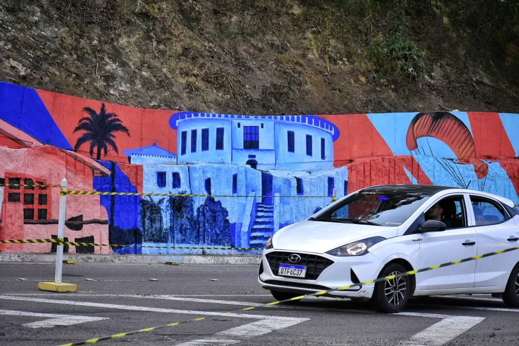 Painel gigante pintado por artistas retrata cultura capixaba na Alça de saída da terceira ponte