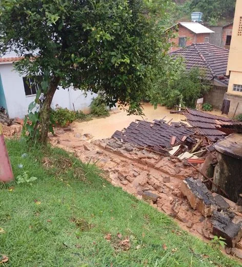 Deslizamento de terra atinge três casas e deixa oito pessoas desalojadas em Venda Nova