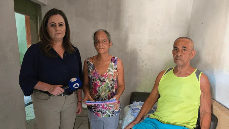 Dona Tânia da neta que tem graves problemas psiquiátricos e do marido que já teve dois AVC's. Foto: Conexão Justiça