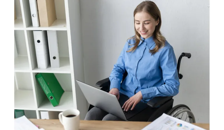 Mulher usuária de cadeira de rodas no ambiente de trabalho.