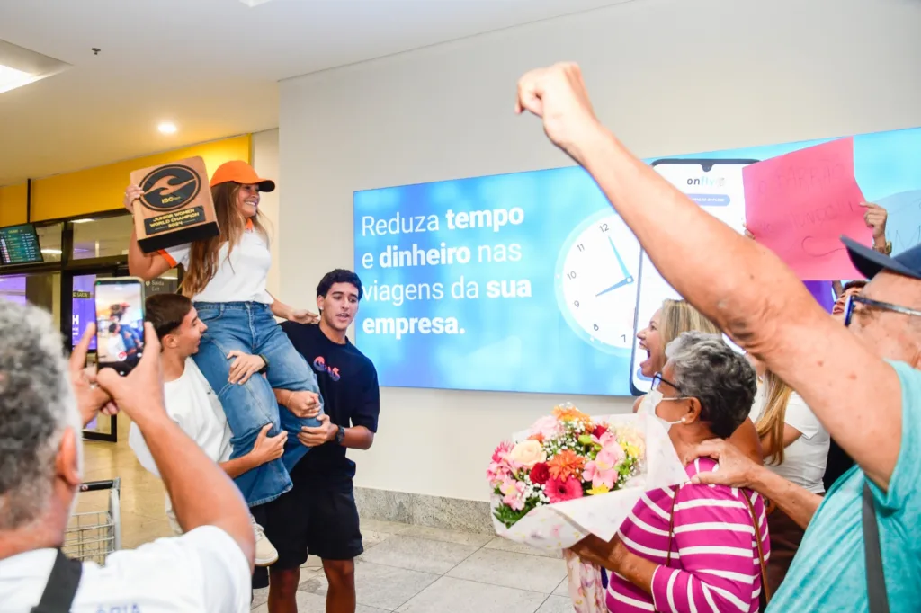 Luna Hardman é recebida com festa no aeroporto após conquistar o bicampeonato mundial
