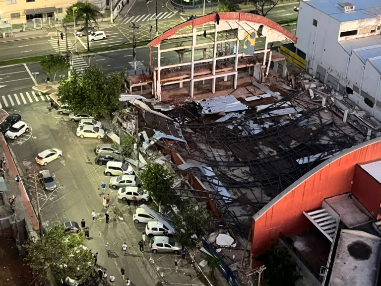 Estrutura caiu e atingiu carros estacionados/Foto: Leitor