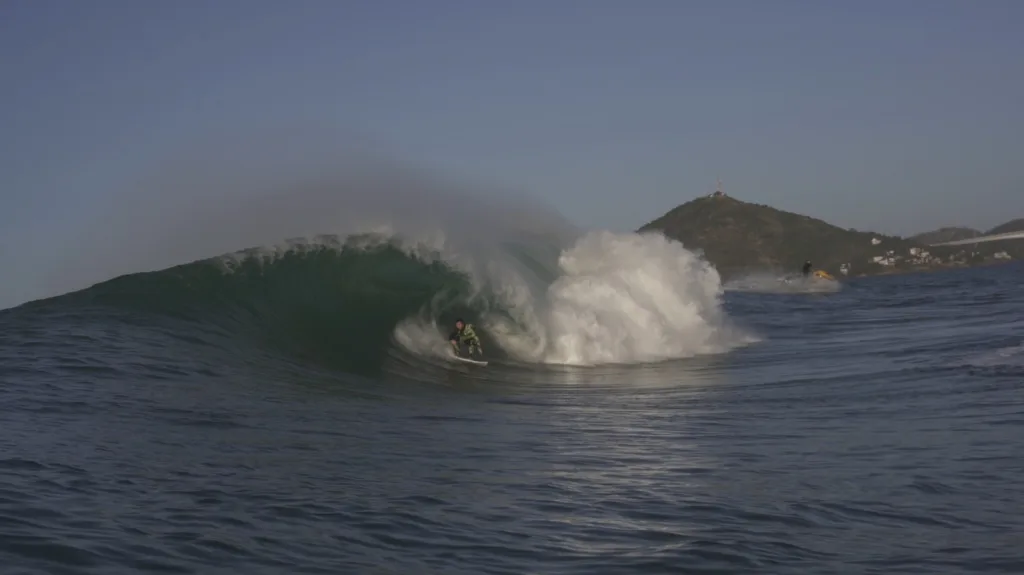Sessão de surfe de ondas grandes no pico chamado de 2012, em Vila Velha