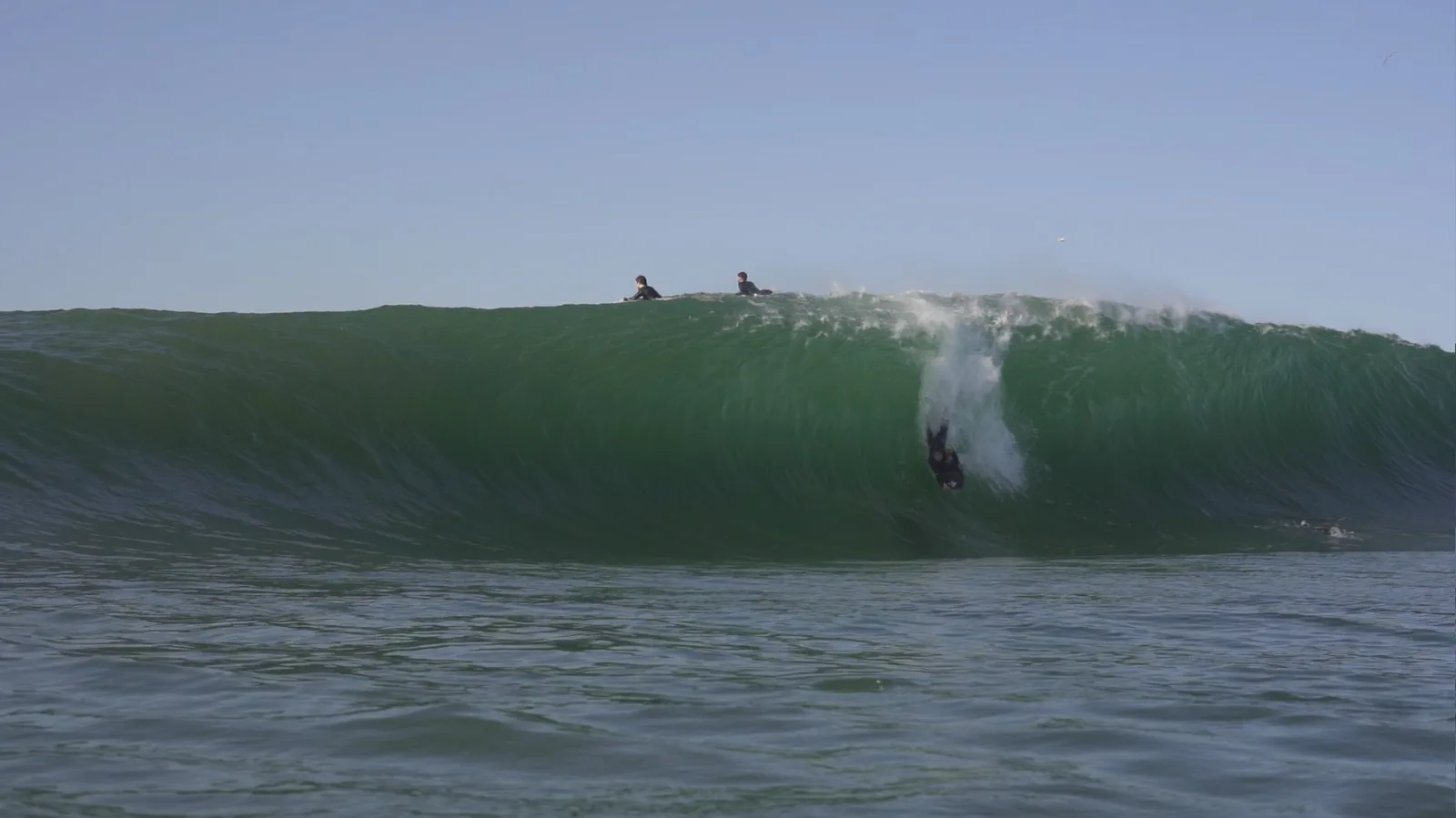 Sessão de surfe de ondas grandes no pico chamado de 2012, em Vila Velha