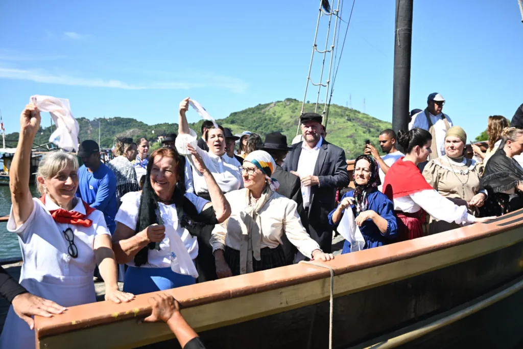cortejo marítimo da programação dos 150 anos da imigração italian