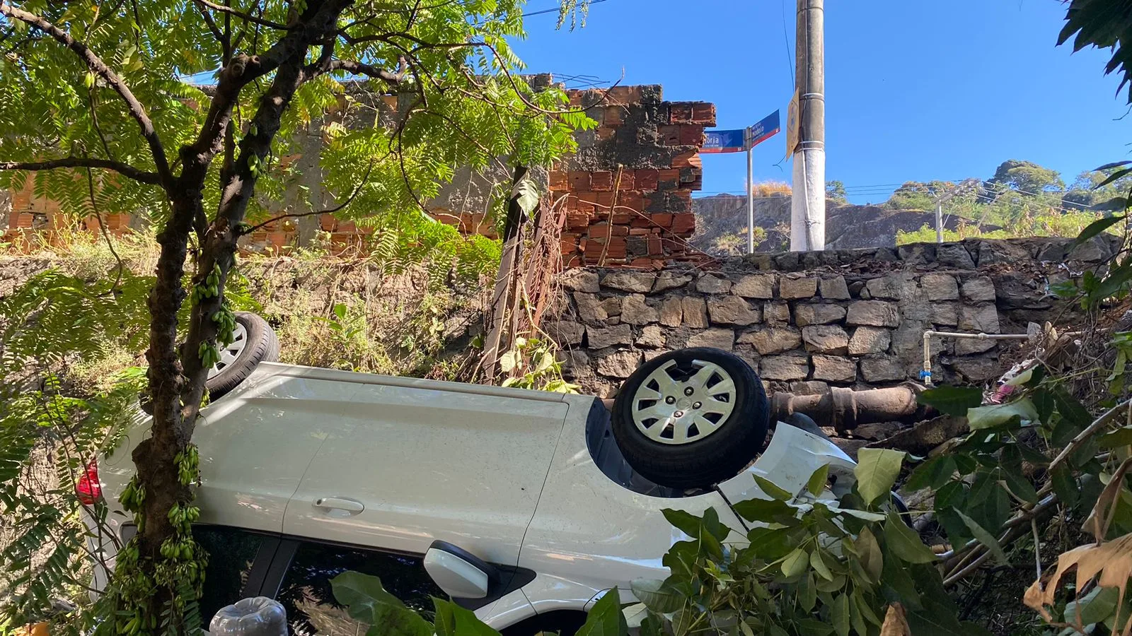 Carro capota Vitória