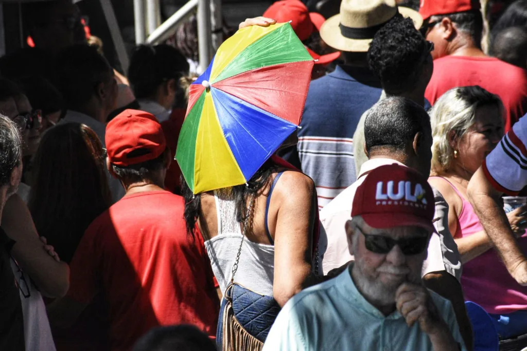 Apoiadores aguardam chegada de Lula no ES
