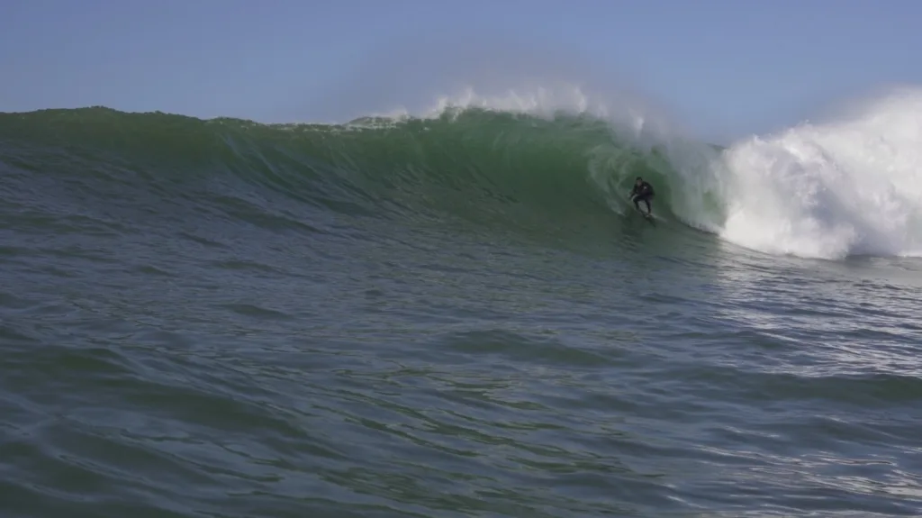 Sessão de surfe de ondas grandes no pico chamado de 2012, em Vila Velha