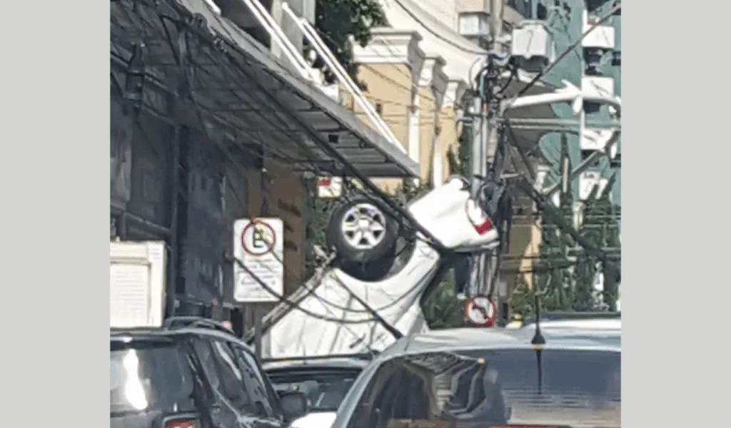 carro cai na praia da costa