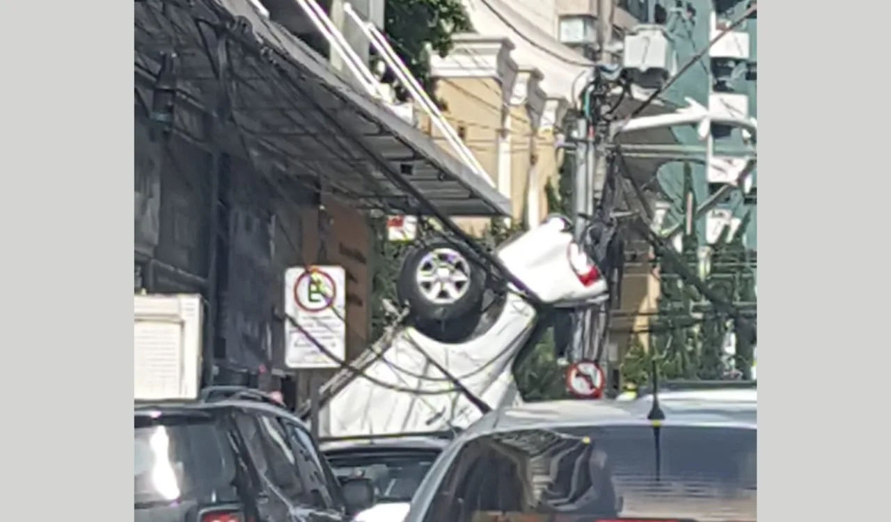 carro cai na praia da costa