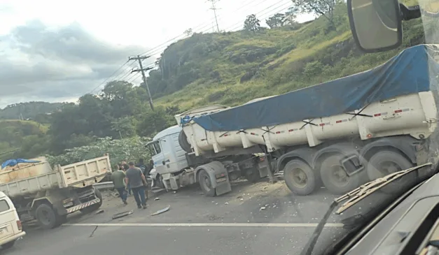 Acidente com seis veículos interdita parcialmente a BR-101 em Cariacica