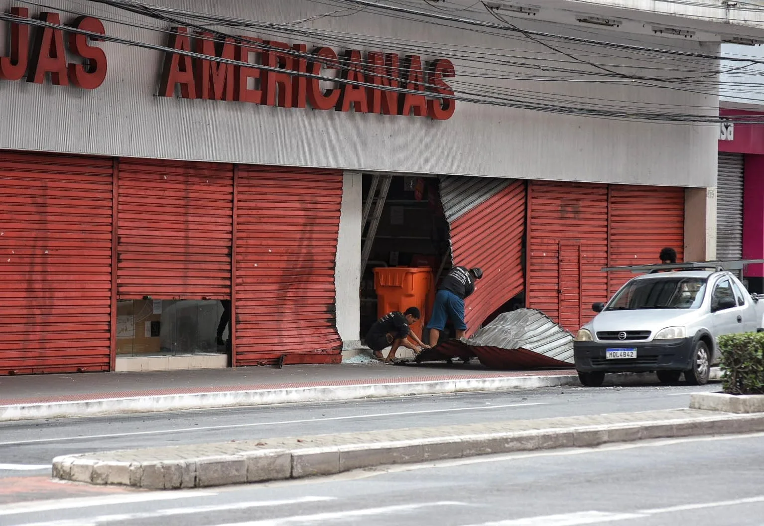 Portão das Lojas Americanas é destruído após colisão