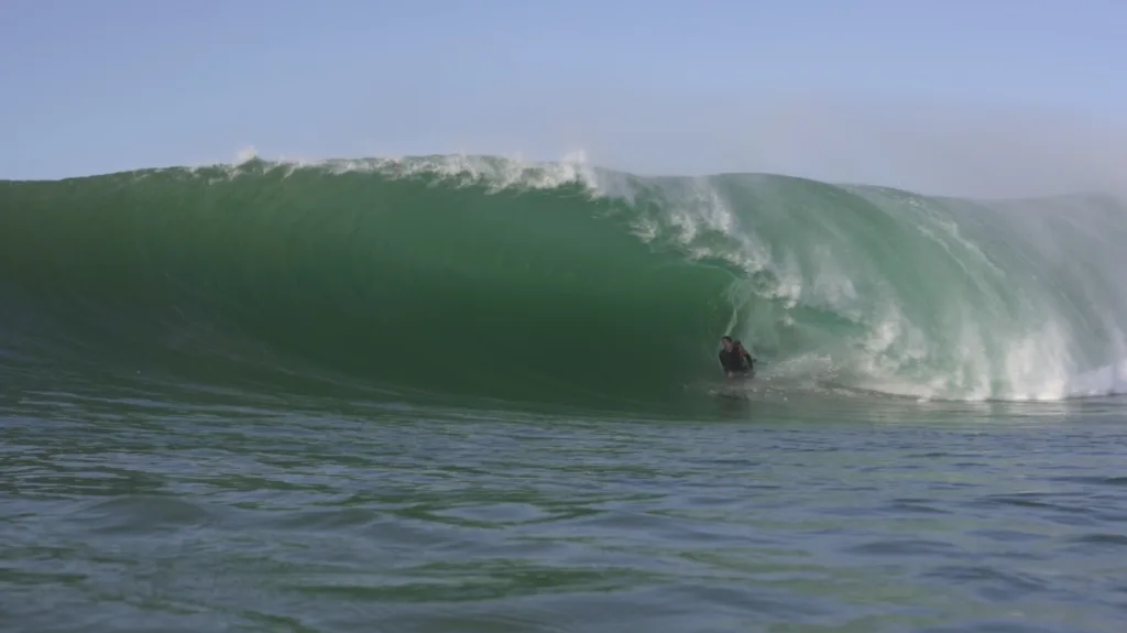 Sessão de surfe de ondas grandes no pico chamado de 2012, em Vila Velha